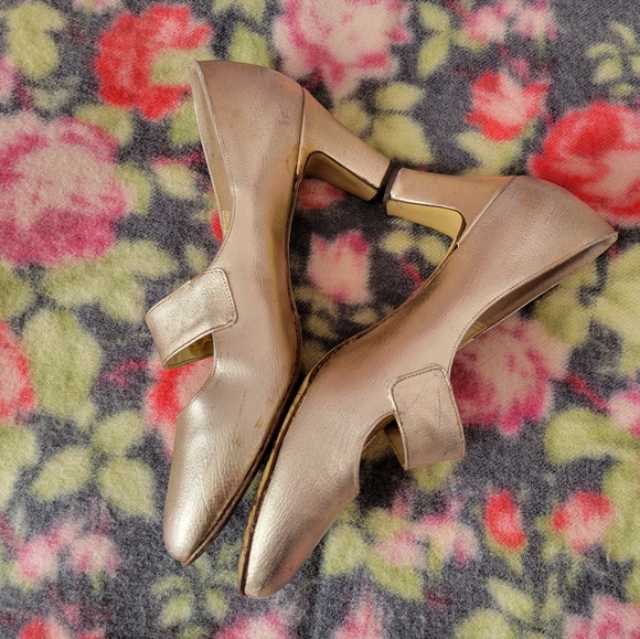 Vintage 1960s gold party shoes - Picture 2 of 7